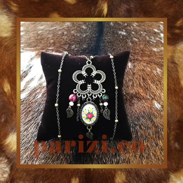 Traditional necklace with flower design